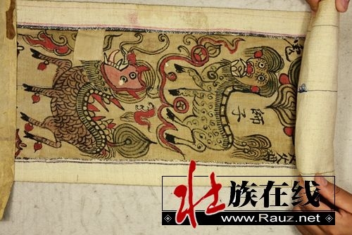 云南省民宗委到丘北温浏坝达村拍摄壮族麽经古籍