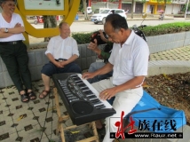 为某县城江滨路音乐爱好者拍照