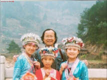 这是哪个民族的服饰？
